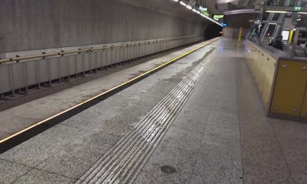 „Az egyik pad felé vályút hegesztettek, hogy felfogja a csapadékvizet” – Esővízben úszik a Kálvin téri metróállomás