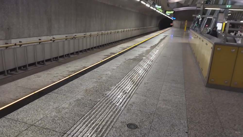 „Az egyik pad felé vályút hegesztettek, hogy felfogja a csapadékvizet” – Esővízben úszik a Kálvin téri metróállomás