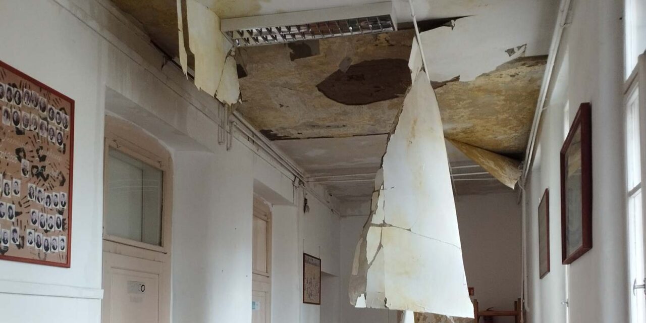 Leszakadt a plafon egy pesti szakgimnáziumban, a padokra is hullottak törmelékek