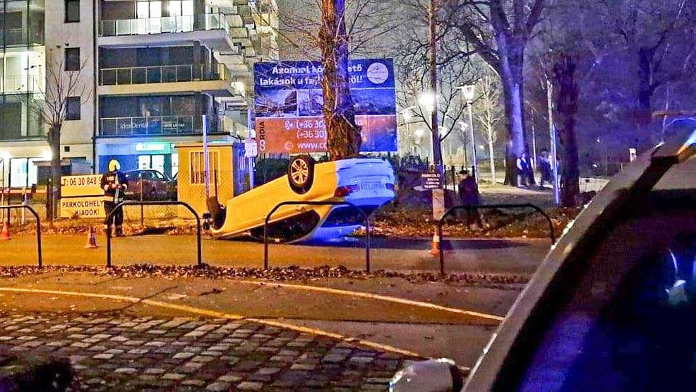 Feje tetejére állt egy BMW a Duna Plázánál, a sofőr elmenekült a helyszínről – helyszíni fotók