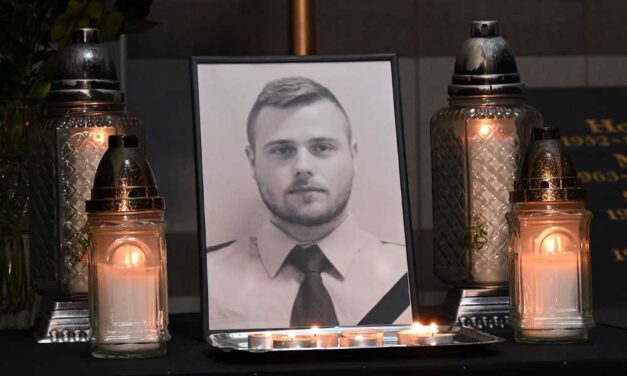 „Azt tetted Péter, amit tenned kellett. Azt tetted, amire esküdtél” – Siófok polgármestere, az egykori rendőr is gyászolja a Budapesten halálra késelt 30 éves Baumann Pétert
