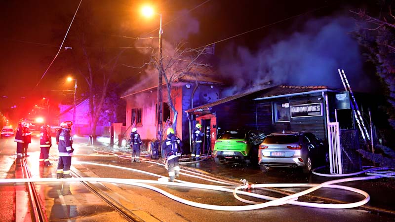 Tragédia a 15.kerületben: öten ki tudtak menekülni a lángoló házból, egy idős férfi viszont meghalt a tűzben