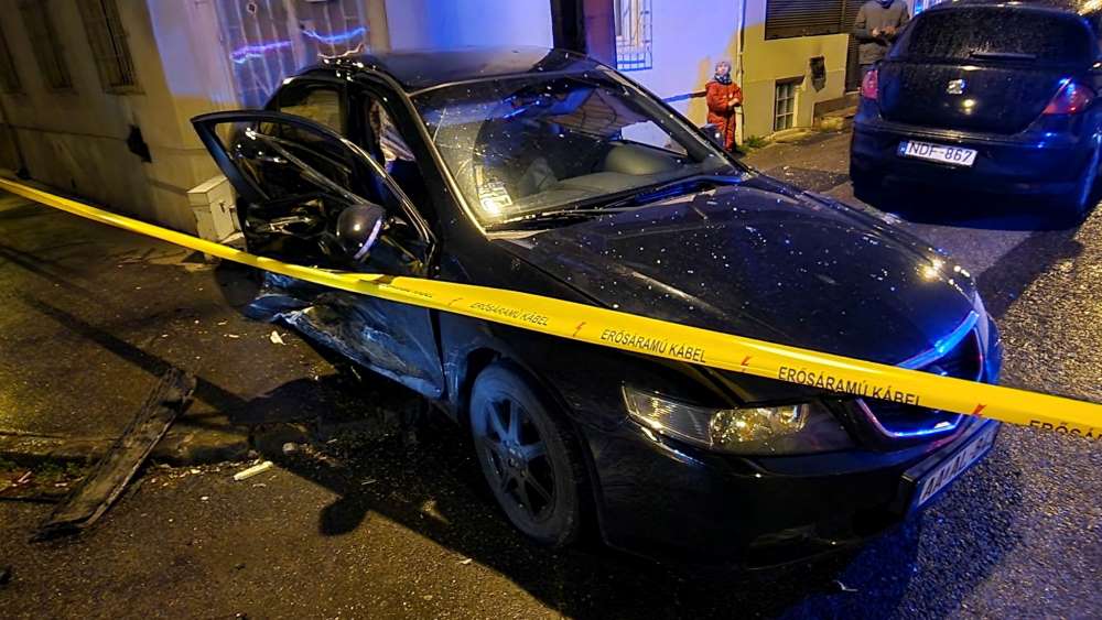 Nem állt meg a STOP-táblánál, oldalára pördült, majd villanyoszlopnak ütközött egy autós Újpesten – helyszíni fotók