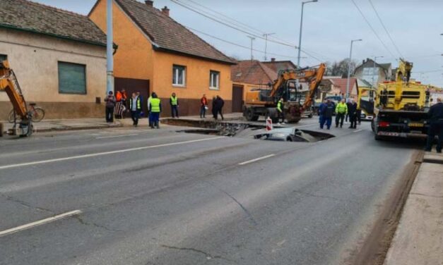 Sokkoló: beszakadt az út és elnyelt egy autót – hiába kiabáltak a BMW sofőrjének, már nem tudta kikerülni a semmiből elé kerülő hatalmas gödröt