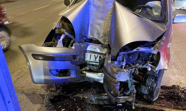 Csak a szerencsén múlt, hogy nem történt tömegbaleset – telibe trafálta a villanyoszlopot egy Toyota Yaris a Szentendrei úton