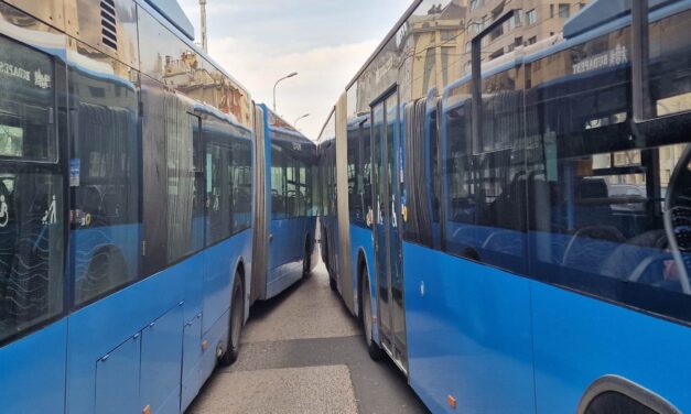 Nem mindennapi karambol: két csuklósbuszt ugrasztott egymásnak a fiatal nő, aki nem figyelt a kereszteződésben