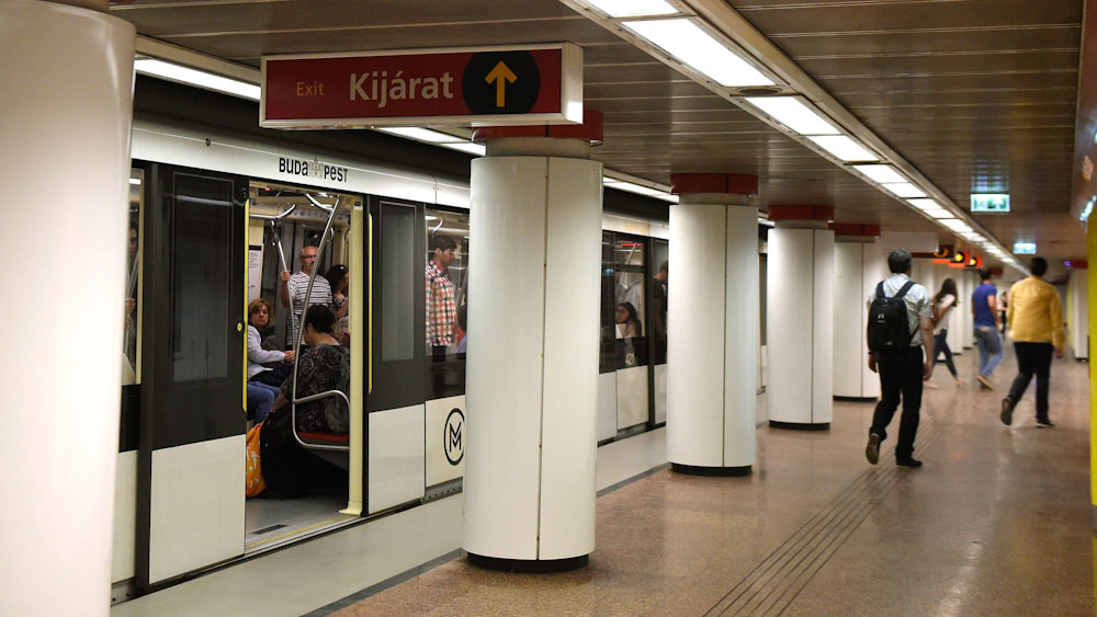 Vészhelyzet a föld alatt! Gázolt a metró a Batthyány téren