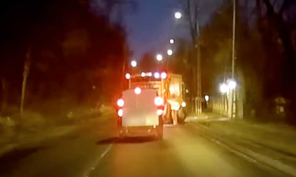 Ennyi egy élet – Kukásautóba rohant egy furgon a Budakeszi úton, videóra vették a becsapódást