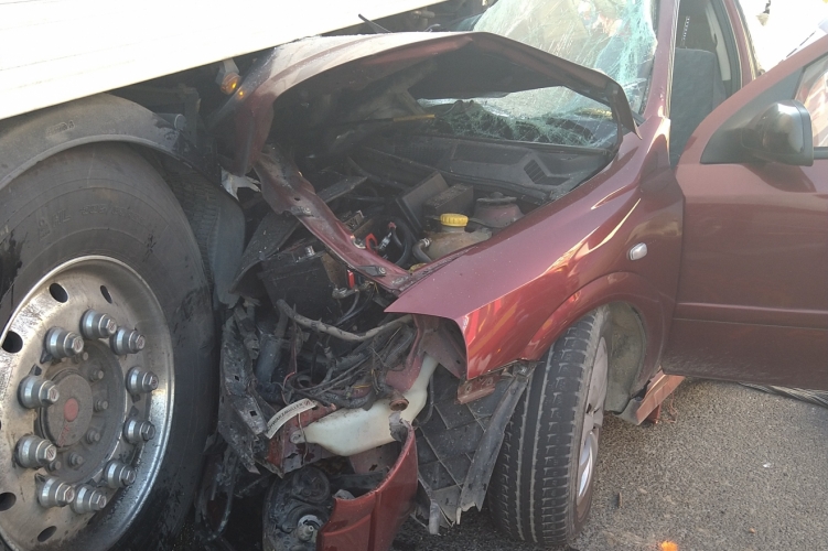 Tragédia az M0-áson: hátulról csapódott bele a teherautóba ez a kocsi, egy 39 éves férfi azonnal meghalt – fotó