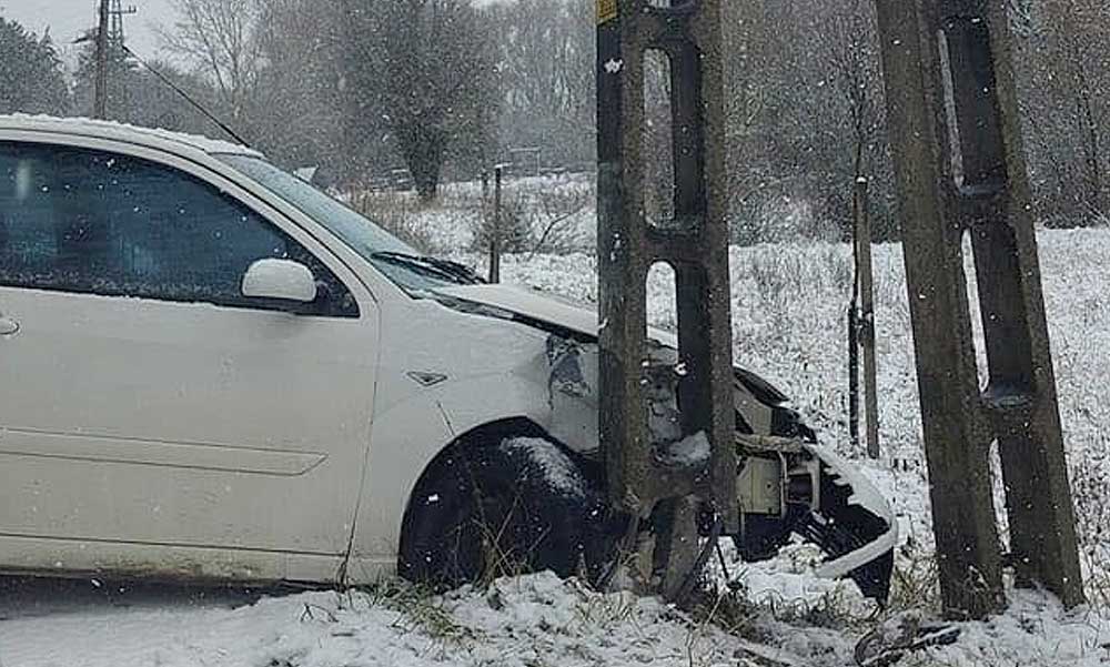 Villanyoszlopnak csapódott egy autó a hóesésben Pilisszántón, áramszünetet lehet a környéken