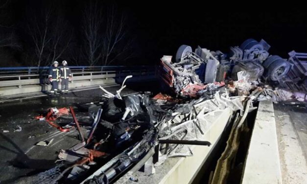 Halálos baleset az M3-ason: felborult egy kamion az autópályán, lezárták az érintett útszakaszt