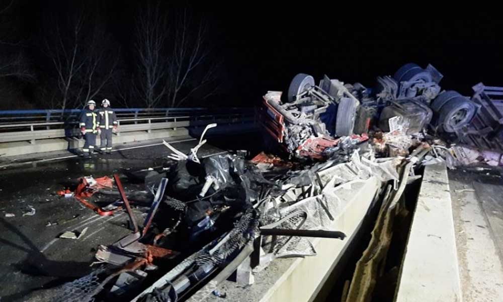 Halálos baleset az M3-ason: felborult egy kamion az autópályán, lezárták az érintett útszakaszt