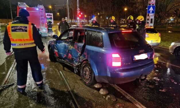 Belehajtott a 37-es villamos a figyelmetlen sofőr Audijába, egy Ford is megsérült a balesetben