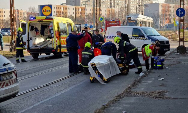 Küzdelem az életért az ütközés után – az úttesten élesztették újra az Iveco sofőrjét, miután összeomlott a keringése  