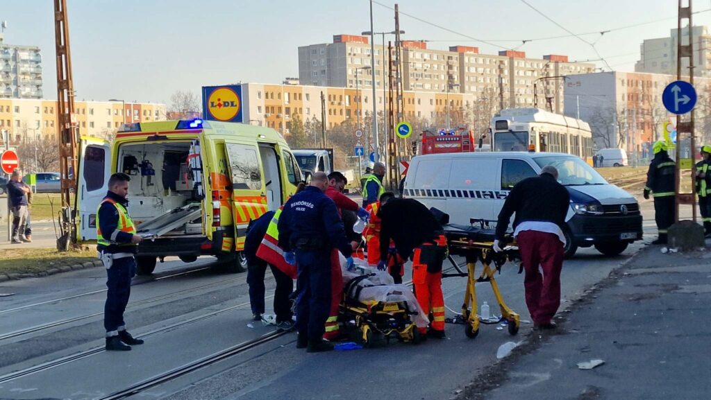 Küzdelem az életért az ütközés után – az úttesten élesztették újjá az Iveco sofőrjét, miután összeomlott a keringése  
