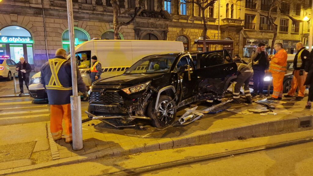 Akciófilmbe illő baleset a budapesti Nagykörúton – az ütközés után a villamosmegállóban kötött ki a terepjáró. Óriási szerencséjük volt a várakozó utasoknak