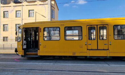 Baleset Zuglóban: kisiklott egy villamos, miután összeütközött egy busszal