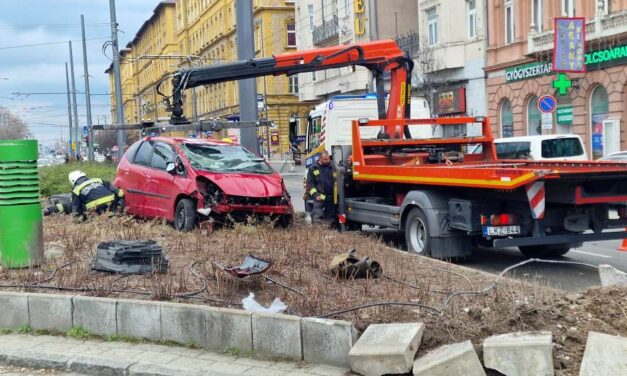 A tetejére borult autójával egy idősebb férfi a Keleti pályaudvarnál – helyszíni fotók