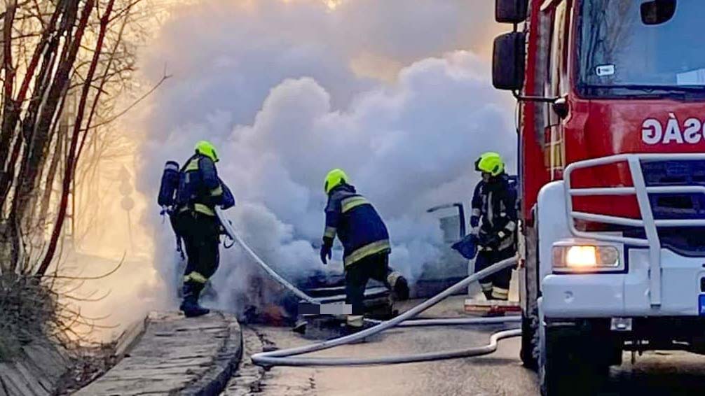 Ijesztő lángokkal égett egy Volvo Budakeszin – a tűzoltók gyors segítsége előzte meg a nagyobb bajt