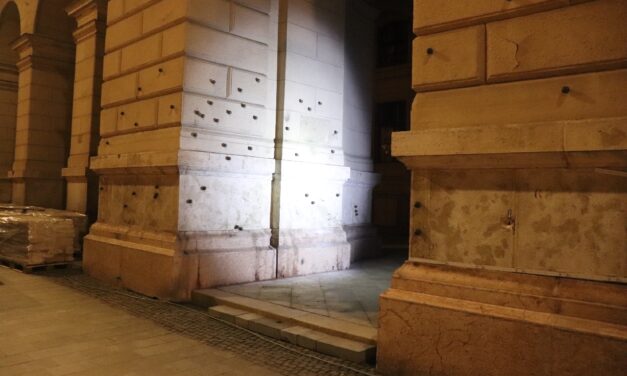 Döbbenet: megrongáltak egy ’56-os emlékművet Budapesten: tízmilliós kárt okoztak – videón a hihetetlen eset
