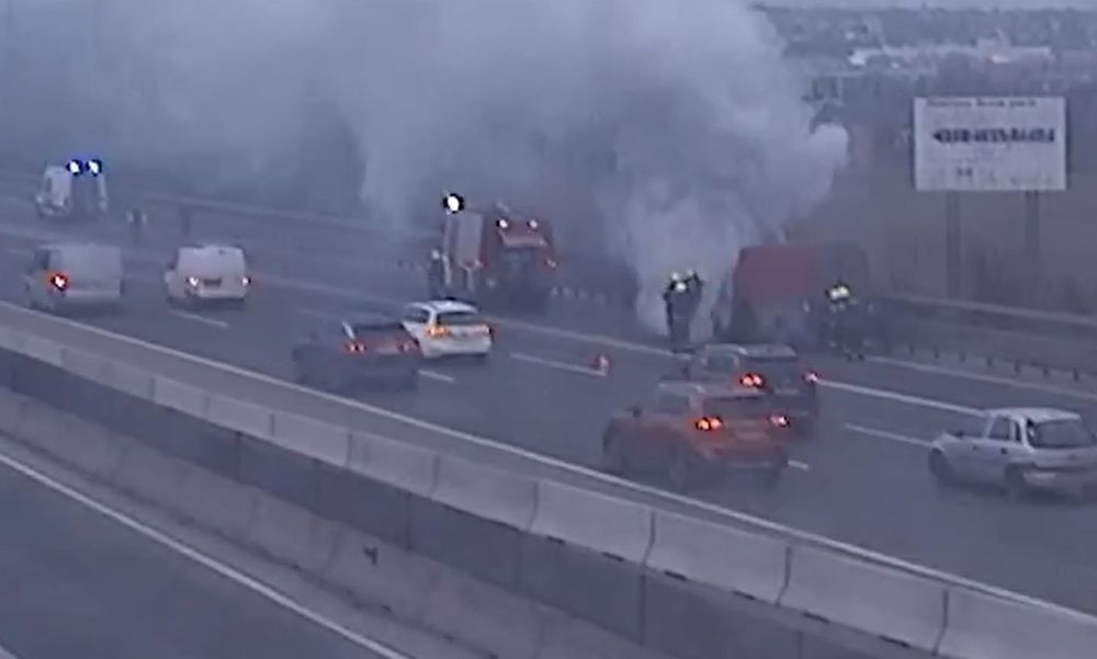 Videón, ahogy menet közben kiégett az M0-s autóúton egy furgon