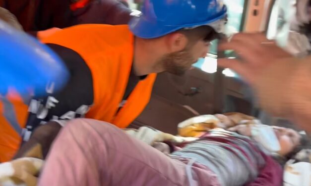 Földrengés Törökországban: videón a csoda, ahogy felszínre hozzák a magyar speciális mentők a kislányt, aki több mint 50 órát töltött a romok alatt