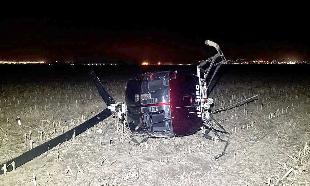 Lezuhant egy helikopter Pátynál, szántóföldbe csapódott a gép az M1-es autópálya mellett – Fotók