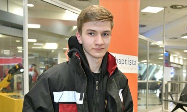 Vastapssal és konfettiesővel fogadták a törökországi magyar mentőcsapat legfiatalabb kutató-mentőjét – a 19 éves Mező Marci és társai jó néhány ember életét mentették meg