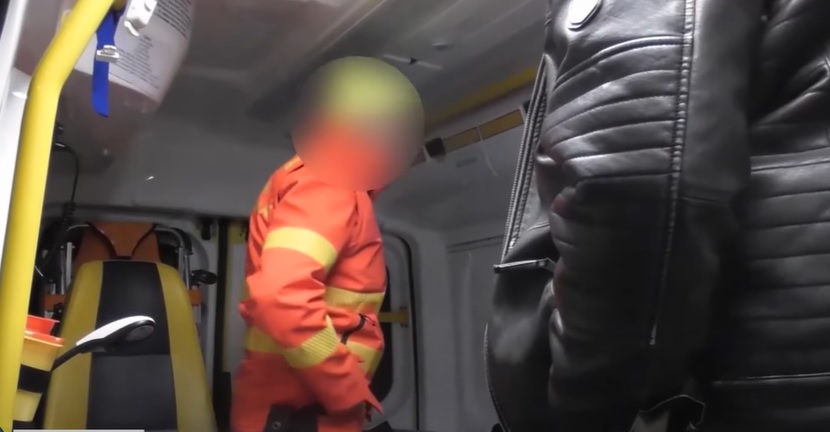 Itt a videó: ez a mentős lopott 70 ezret a „betegtől” a kórházba szállítás közben