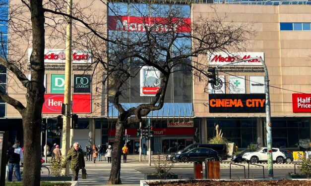 Borzalom: a mélybe vetette magát egy férfi egy budapesti bevásárlóközpont negyedik emeletéről