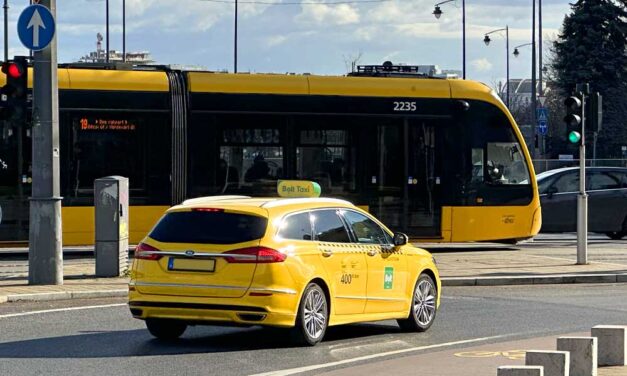 „Az ajtó és az ülés között egy kést nyomott hozzám” – megszólalt a taxis, akinek autóját ellopta az egyik utasa, a sofőrnek végig halálfélelme volt