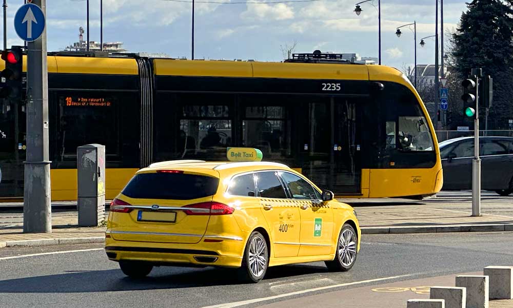 „Az ajtó és az ülés között egy kést nyomott hozzám” – megszólalt a taxis, akinek autóját ellopta az egyik utasa, a sofőrnek végig halálfélelme volt