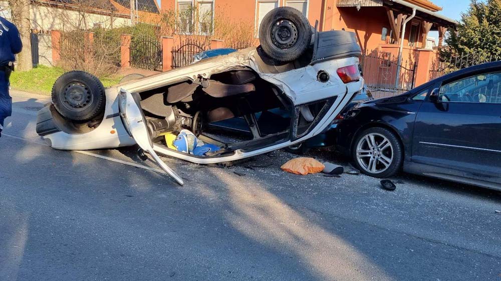 Hármas karambol Tökölön, felborult az autó a sikertelen előzés után – Öt mentő érkezett a baleset helyszínére – helyszíni fotók