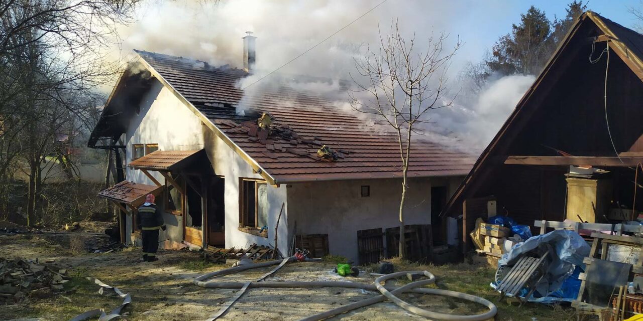 Pokoli tűz Csobánkán – több mint kilenc órán át küzdöttek a lánglovagok, de menthetetlen volt a 6 gyermekes család otthona