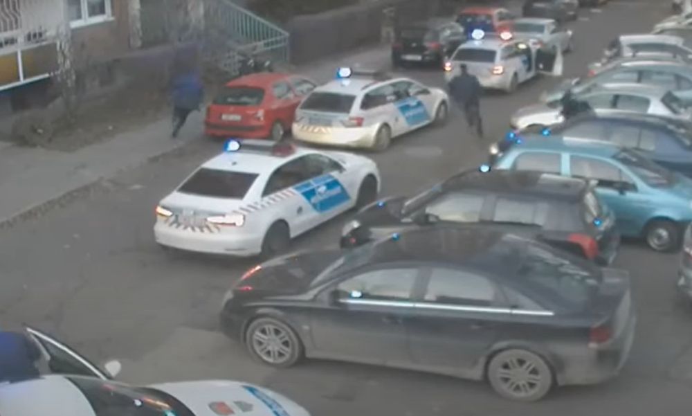 Kis híján több gyalogost is elgázolt az a 26 éves BMW-s, aki a járdán menekült Budapesten a rendőrök elől – VIDEÓ