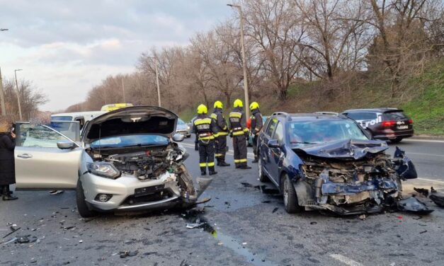Borzalmas baleset történt Budapesten: egy Dacia bevágott egy kisbusz elé, majd frontálisan nekicsapódott a szemből érkező autónak