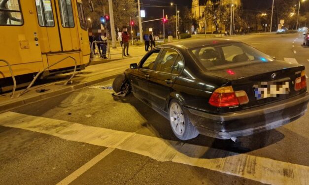 Ittas BMW-s okozott balesetet Budapesten, olyan erővel ütközött a villamospálya melletti korlátoknak, hogy azok meghajlottak