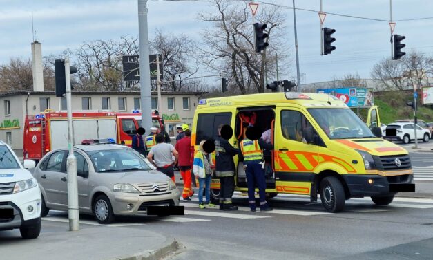Hármas karambol lett egy figyelmetlenségből: a piros lámpa ellenére hajtott be a Mercedes sofőrje a kereszteződésbe, törtek is az autók rendesen – fotók