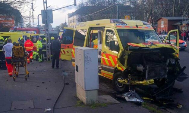 A becsapódástól szétnyílt a mentőautó eleje – Szirénázó mentő elé hajtott egy Suzuki, szét kellett vágni az autót, hogy kiszabadítsák a sérülteket – Fotók