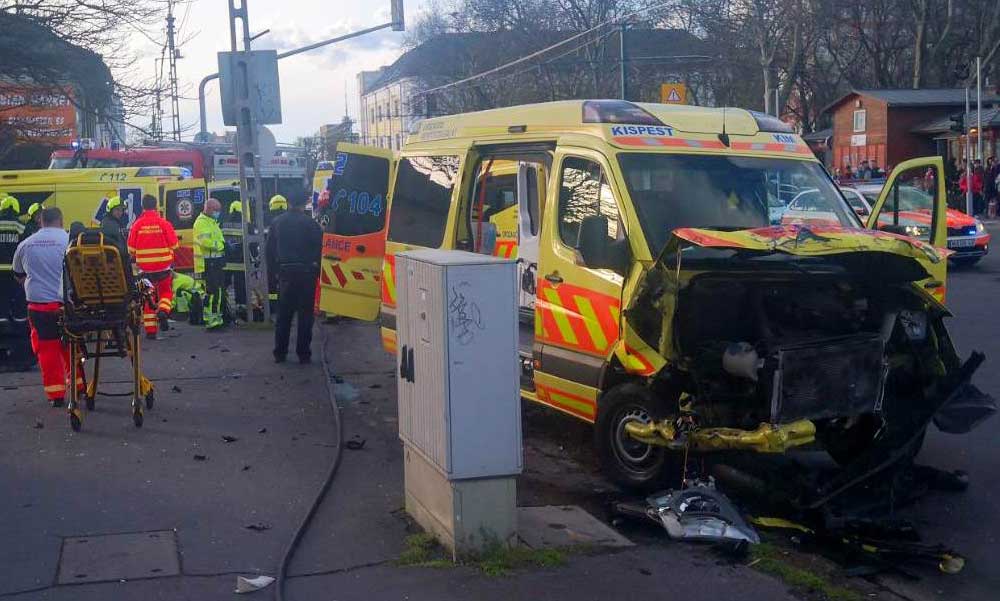 A becsapódástól szétnyílt a mentőautó eleje – Szirénázó mentő elé hajtott egy Suzuki, szét kellett vágni az autót, hogy kiszabadítsák a sérülteket – Fotók