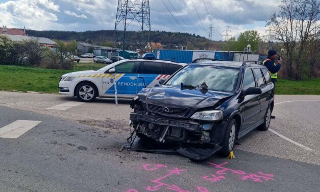 Opel Astrák ütköztek Érden – egy fiatal nő nem adta meg az elsőbbséget, az idős házaspár bánta