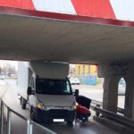 Nem vette észre, hogy baj lehet – bennragadt az Iveco kisteherautó az elhíresült szigetszentmiklósi aluljáróban
