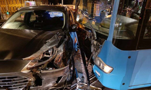 Forddal ütközött a csuklósbusz a népligeti felüljárónál – lelépett a helyszínről a lengyel sofőr