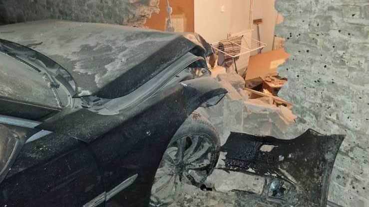 Hatalmas sebességgel csapódott be egy autó a csepeli házba, a hálószobában állt meg
