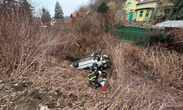 Zuhanás Csobánkán: öt méter mély patakmederbe borult egy személyautó, csörlővel kellett kihúzni