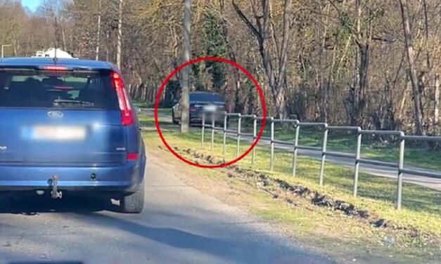 A járdán kerülte ki a dugót egy pofátlan autós Gödöllőn – videó