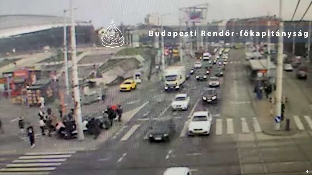 Videón, ahogy elsodor öt embert a járdán egy autós a Hungária körúton – A sofőr azt mondja, rosszul lett