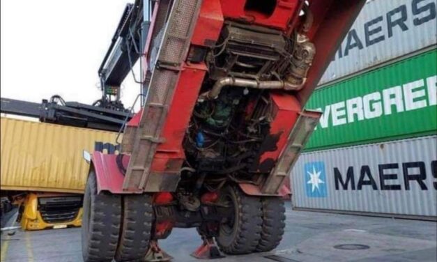 Borzalom, mi történt Csepelen: meghalt annak a kamionnak a sofőrje, amelyre rázuhant egy óriási konténer – FOTÓK
