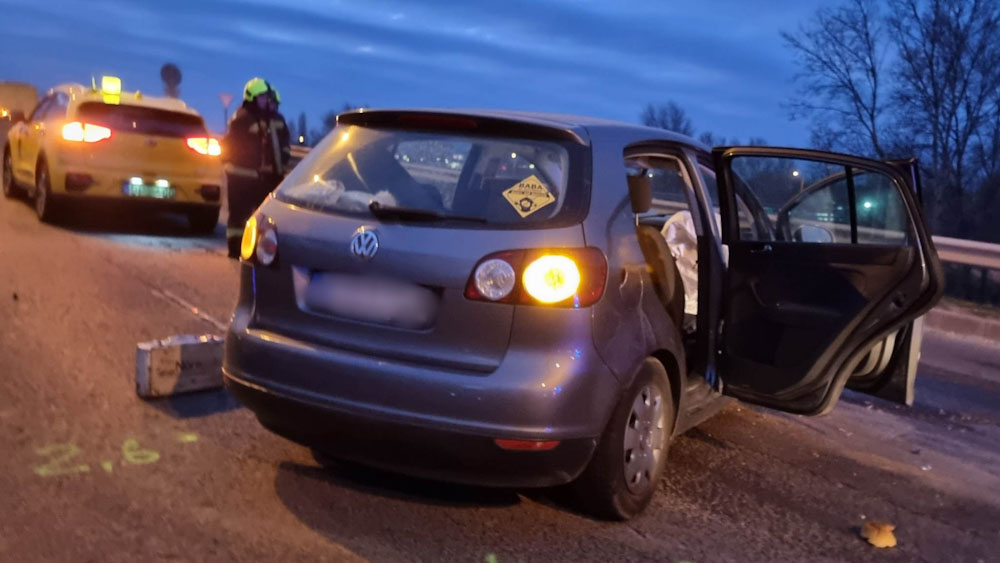 Körözött férfiak utaztak egy szalagkorlátnak csapódó autóban az M5-ös bevezetőjén – helyszíni fotókkal