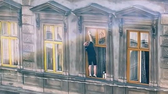 Még nézni is rossz – a párkányon állva pucolt ablakot egy nő a 8. kerületben (videó)